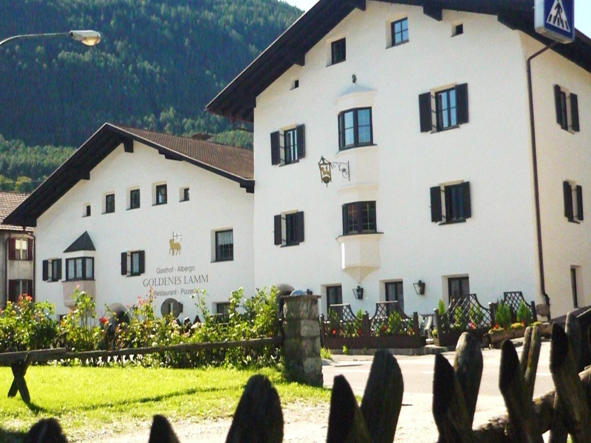 Gasthof Goldenes Lamm Hotel Vahrn Екстериор снимка