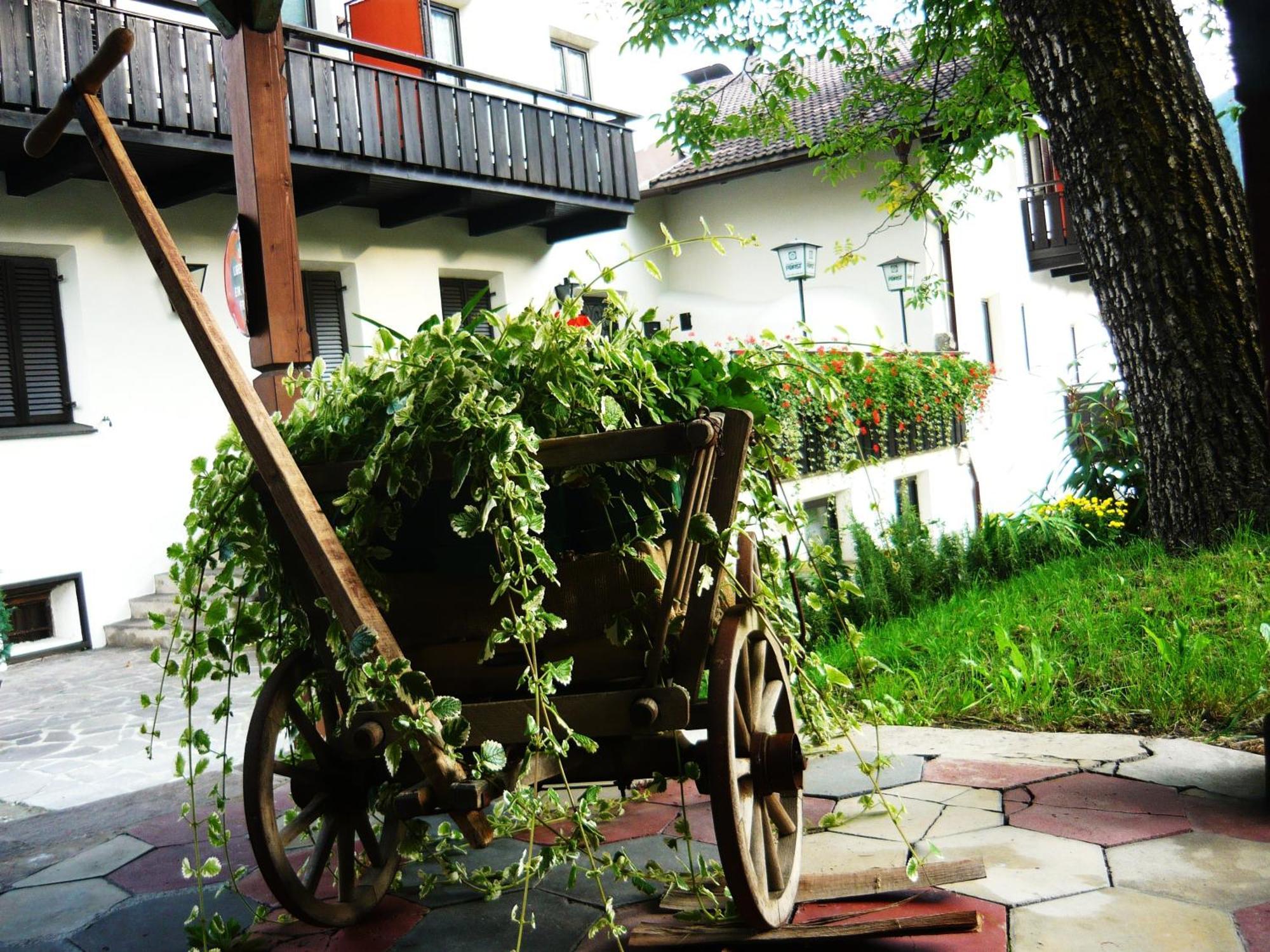 Gasthof Goldenes Lamm Hotel Vahrn Екстериор снимка